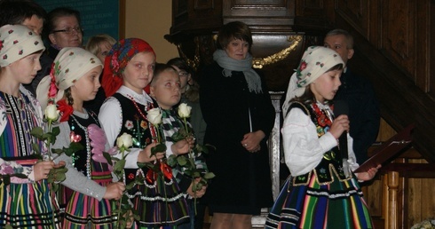 Dzieci z parafii przed Matką Bożą złożyły białe róże
