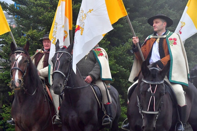 Z procesją przez Krupówki