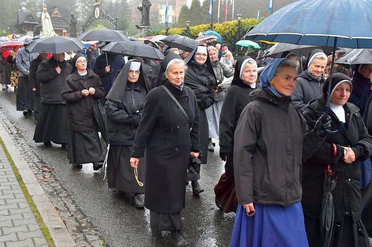 Z procesją przez Krupówki