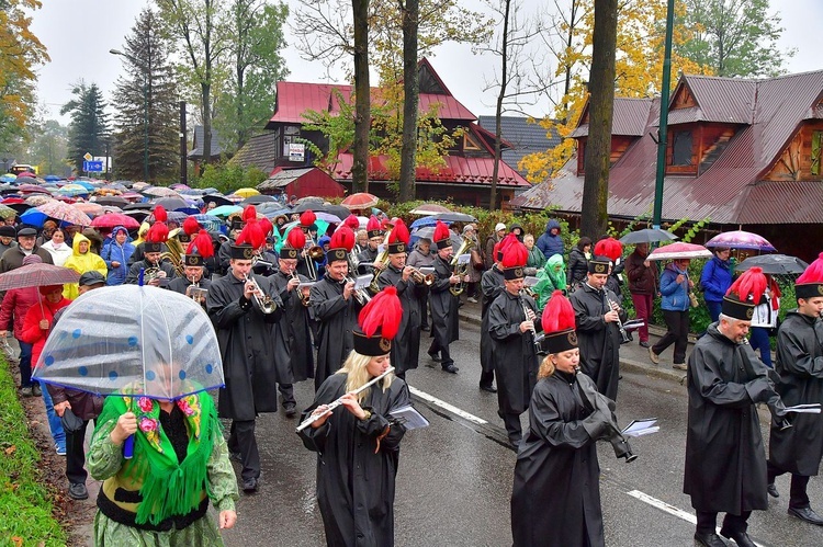 Z procesją przez Krupówki