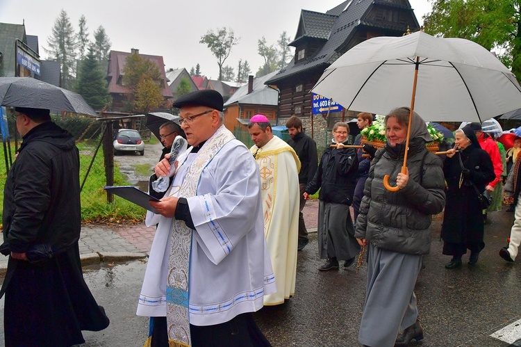 Z procesją przez Krupówki