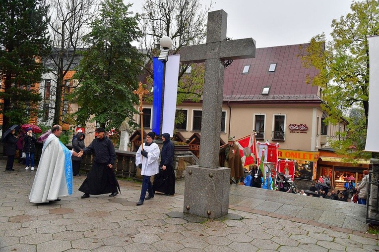 Z procesją przez Krupówki