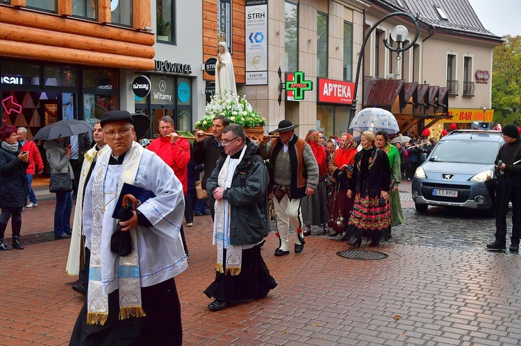 Z procesją przez Krupówki