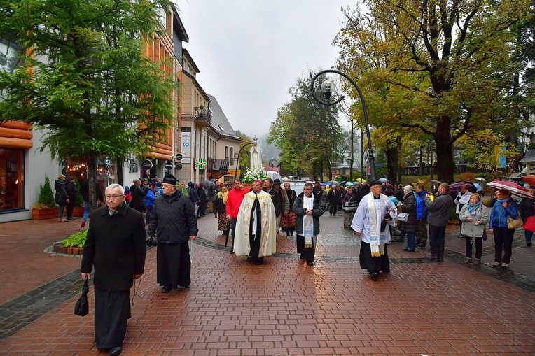 Z procesją przez Krupówki