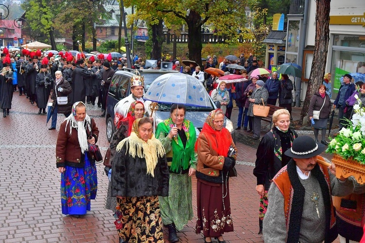 Z procesją przez Krupówki