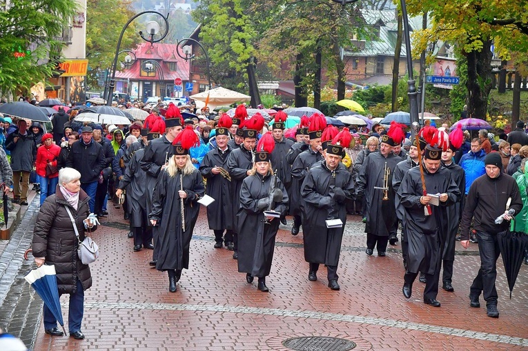 Z procesją przez Krupówki