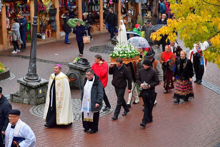 Z procesją przez Krupówki