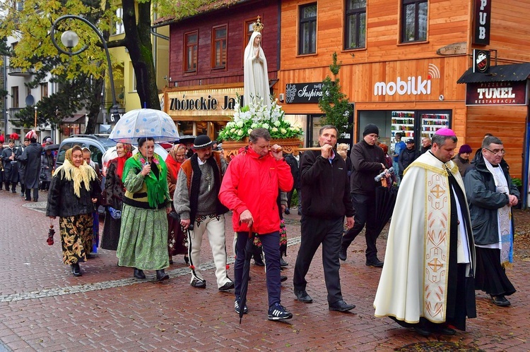 Z procesją przez Krupówki