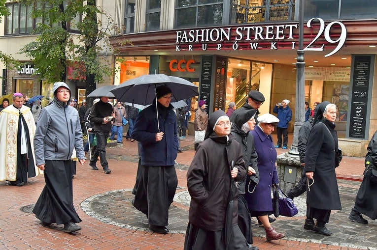 Z procesją przez Krupówki
