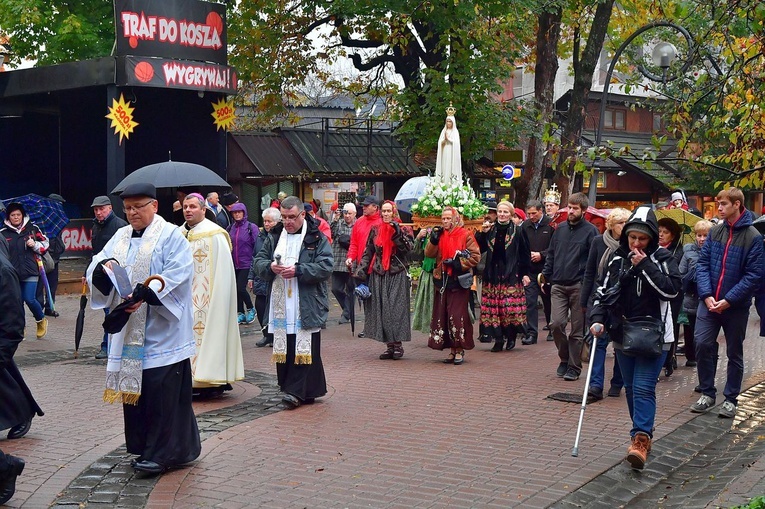Z procesją przez Krupówki