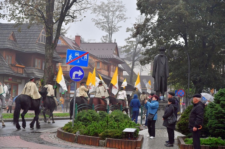 Z procesją przez Krupówki