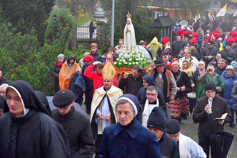 Z procesją przez Krupówki
