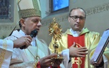 Abp Mieczysław Mokrzycki przekazuje relikwie św. Jana Pawła II