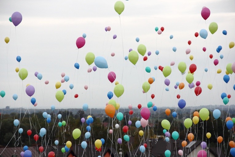 Tysiąc odblaskowych balonów