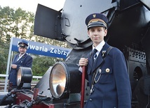 Porządku na pokładzie pilnują w dawnych kolejarskich strojach członkowie NSMK.