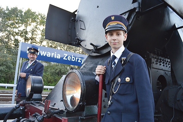 Porządku na pokładzie pilnują w dawnych kolejarskich strojach członkowie NSMK.