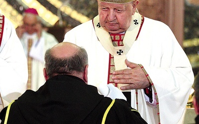 Świece umieszczone przy tzw. zacheuszkach (miejscach namaszczenia ścian świątyni) zapalili członkowie Zakonu Rycerzy Jana Pawła II.