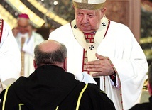 Świece umieszczone przy tzw. zacheuszkach (miejscach namaszczenia ścian świątyni) zapalili członkowie Zakonu Rycerzy Jana Pawła II.