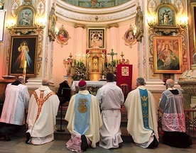 Biskup Zawitkowski prowadzi modlitwę przed cudownym obrazem.