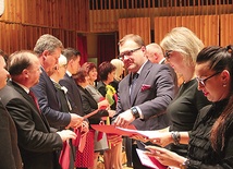 ▲	Nagrody nauczycielom wręczał prezydent Radomia Radosław Witkowski (z prawej).