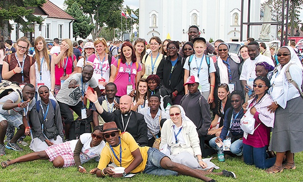 Siostra Barbara Kiraga (siedzi z prawej) i ks. Dominik Dryja (siedzi obok) z pielgrzymami w Błotnicy podczas Dni w Diecezji.