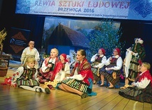 ▲	Na scenie swój program przedstawia KGW z Dąbrówki.