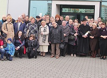 ▼	Uczestnicy jubileuszowego spotkania z abp. Depą. Z prawej ks. Adamczyk.