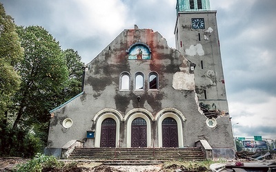 Wyburzany kościół to nieczęsty widok w Polsce. Stary kościół św. Józefa przestaje istnieć, a parafianie korzystają już z nowej świątyni.