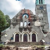Wyburzany kościół to nieczęsty widok w Polsce. Stary kościół św. Józefa przestaje istnieć, a parafianie korzystają już z nowej świątyni.