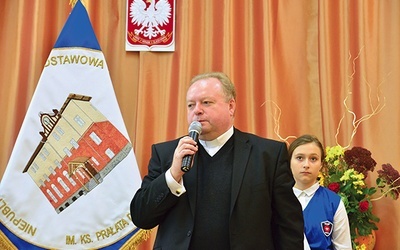 ▲	Ksiądz Radosław Kisiel podczas uroczystej akademii w szkole.