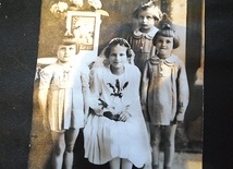 Krystyna, w komunijnym stroju, otoczona koleżankami z Rudnika.