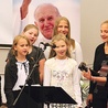 ▲	Dla papieża utwór „Przyjaciel” zaśpiewał zespół ze świetlicy „Pod Tęczą” z parafii Niepokalanego Poczęcia NMP.