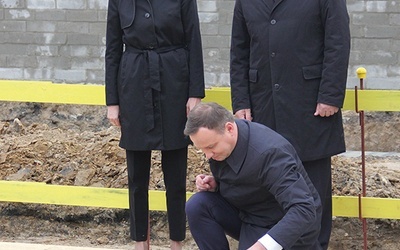 ▲	Andrzej Duda podpisał akt erekcyjny, a kielnią symbolicznie rozpoczął budowę nowej siedziby placówki.