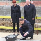 ▲	Andrzej Duda podpisał akt erekcyjny, a kielnią symbolicznie rozpoczął budowę nowej siedziby placówki.