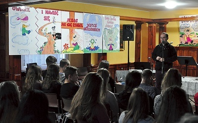 Ks. Rafał Jarosiewicz podczas jednej z konferencji. Odbędzie się jeszcze kilka turnusów takich rekolekcji, które prowadzone będą przez różne wspólnoty: Ruch Światło–Życie, Katolickie Stowarzyszenie Młodzieży, Młodzież Szensztacką.