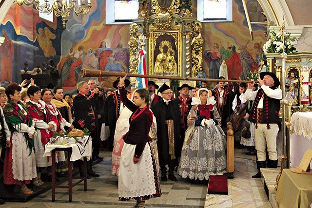 ▲	Dziękczynna Msza Święta w radziechowskim kościele.
