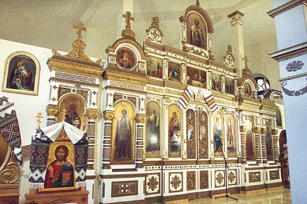 Przepiękna cerkiew jest najbliższą świątynią chrześcijańską rzymskokatolickiej Legnickiej Kurii Biskupiej. 