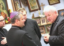 Na otwarciu wystawy był bp Leszek Leszkiewicz. Biskup Andrzej Jeż objął ją patronatem.