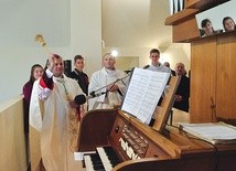 Bp Leszkiewicz święci organy w kościele w Proszówkach.
