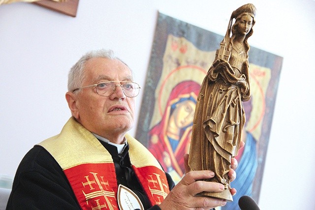 Ks. Antoni Zieliński tuż przed przyjazdem do Dębicy znalazł figurę św. Jadwigi Śląskiej wśród używanych mebli. 