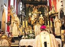 Na zakończenie Eucharystii abp Józef Kupny przy grobie świętej prosił o łaski potrzebne do dobrego przeżycia tego roku.