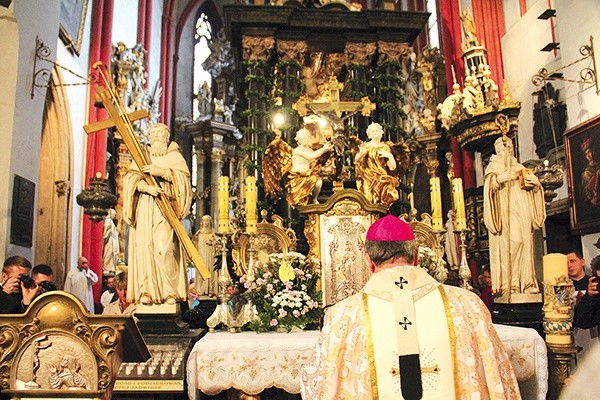 Na zakończenie Eucharystii abp Józef Kupny przy grobie świętej prosił o łaski potrzebne do dobrego przeżycia tego roku.