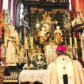 Na zakończenie Eucharystii abp Józef Kupny przy grobie świętej prosił o łaski potrzebne do dobrego przeżycia tego roku.