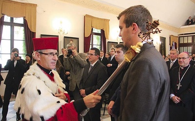 W czasie uroczystości odbyła się immatrykulacja studentów I roku oraz dokonano promocji licencjackich i doktorskich. Wykład inauguracyjny  pt. „Małżeństwo i rodzina w świetle Pisma Świętego” wygłosił o. prof. dr hab. Hugolin Langkammer OFM.