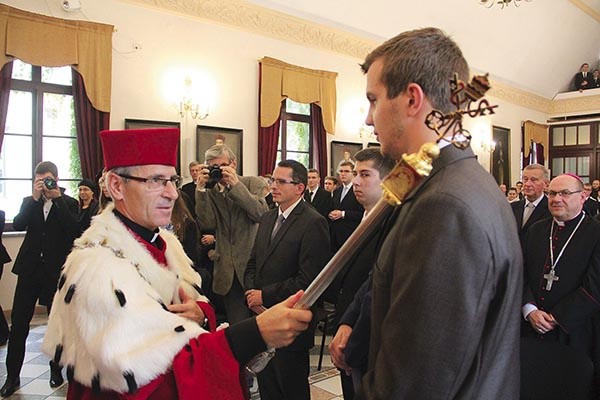 W czasie uroczystości odbyła się immatrykulacja studentów I roku oraz dokonano promocji licencjackich i doktorskich. Wykład inauguracyjny  pt. „Małżeństwo i rodzina w świetle Pisma Świętego” wygłosił o. prof. dr hab. Hugolin Langkammer OFM.