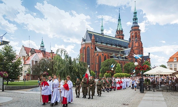 Uroczysta procesja  do kościoła św. Jacka