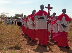 Ministranci w Nigerii mają podobne stroje  jak ministranci polscy 