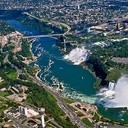 Środkiem Niagary biegnie granica USA i Kanady. Po obu stronach rzeki znajdują się dwa miasta o tej samej nazwie – Niagara Falls