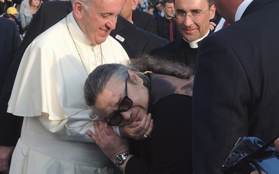 ▲	Prawosławny duchowny wita się z papieżem.