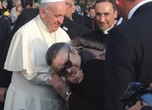 ▲	Prawosławny duchowny wita się z papieżem.